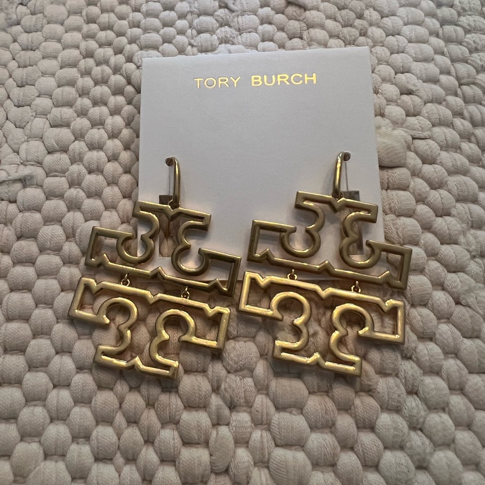 TORY BURCH AUTHENTIC BRITTEN LOGO GOLD DROP EARRINGS.